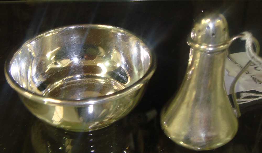 Silver bowl and novelty silver pepper pot (67g) (Secure payment only)