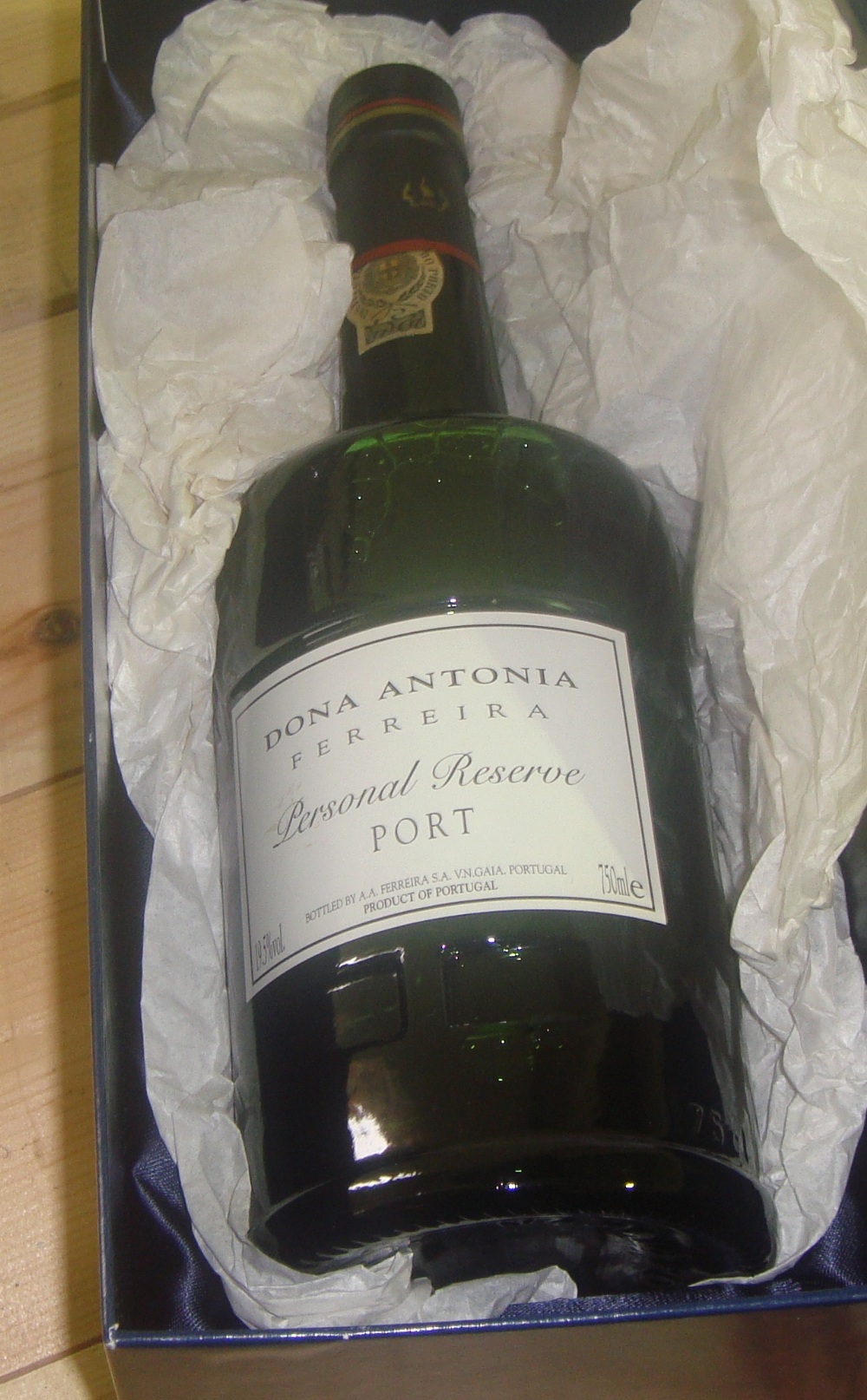 Commerorative bottle of port for HMY Brittania in box and a large blue and white plate