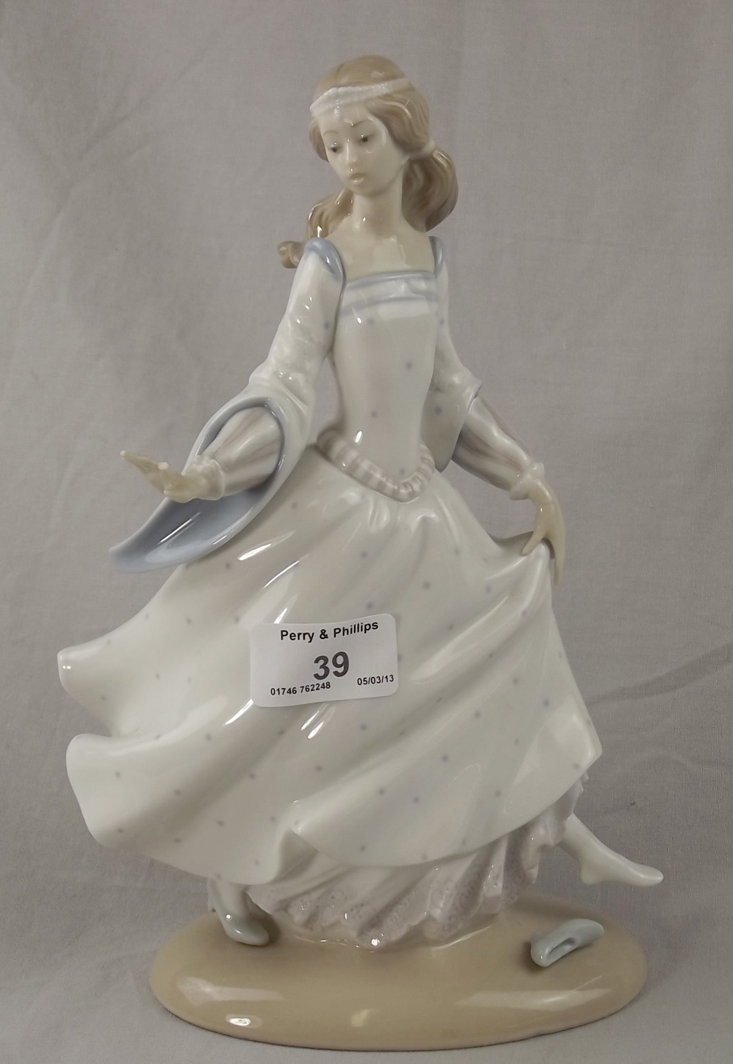 10" LLadro Figure of Cinderella (finger broken)