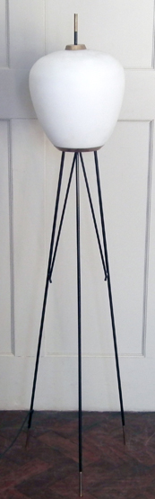 Murano glass lamp shade on metal rod tripod stand, 132cm high.