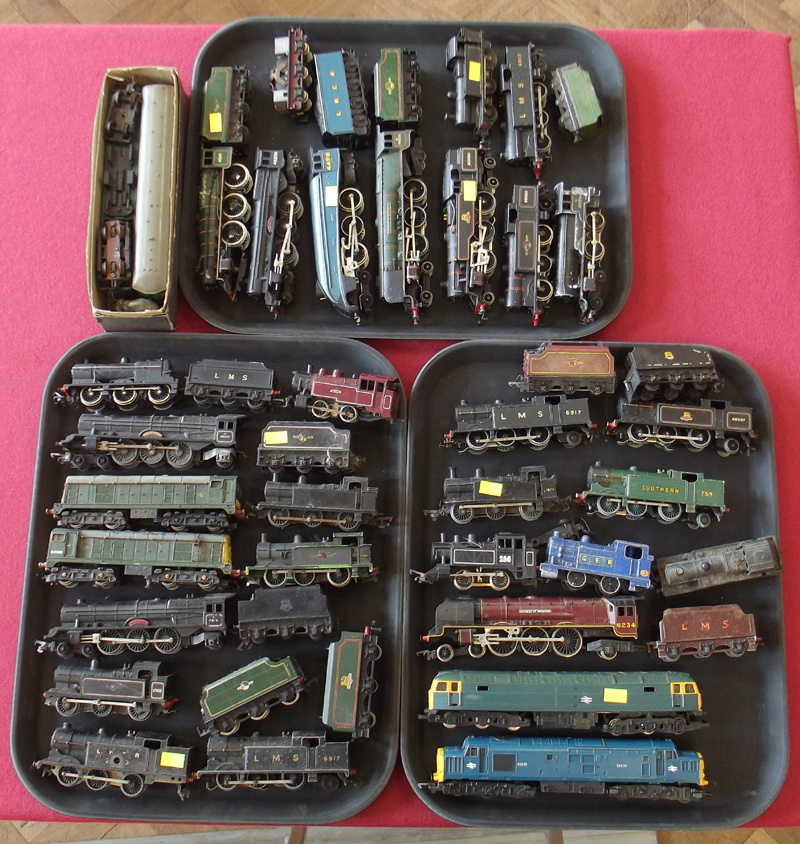 Three trays of Hornby Dublo and other makers locomotives.  Condition report: see terms and