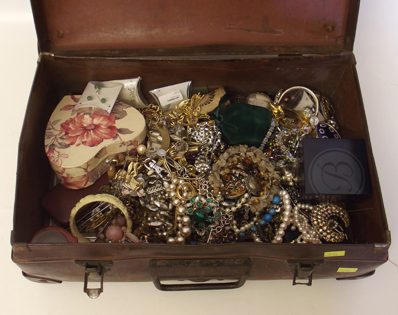 Suitcase of costume jewellery (G.P.O_case).  Condition report: see terms and conditions
