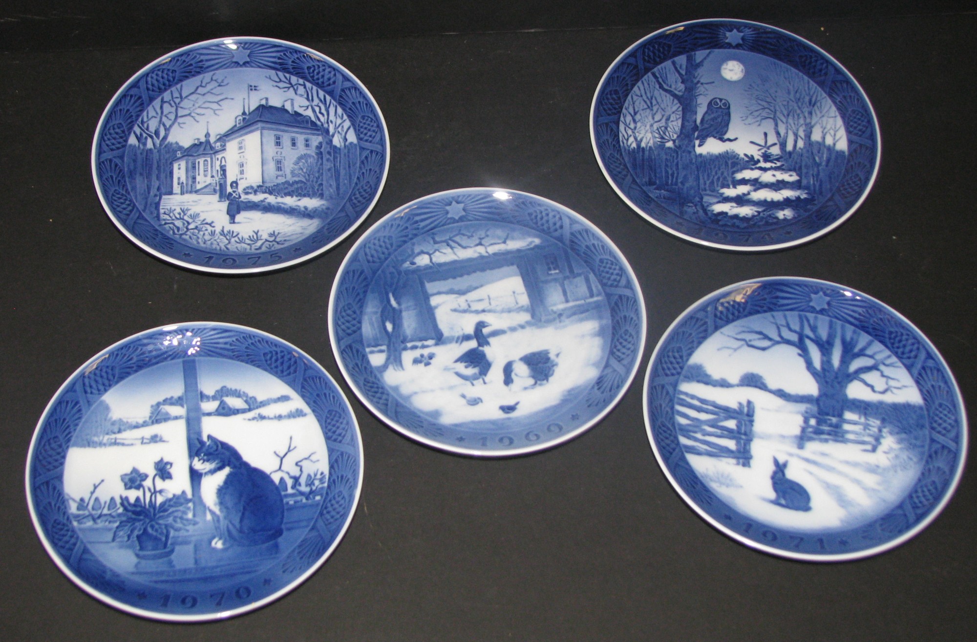 5 Various Wall Copenhagen Christmas Plates, 1969, 1970, 1971, 1974 and 1975, on blue ground