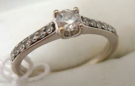 Modern 9ct white gold ring set with central diamond and 14 further diamonds to the shoulders,