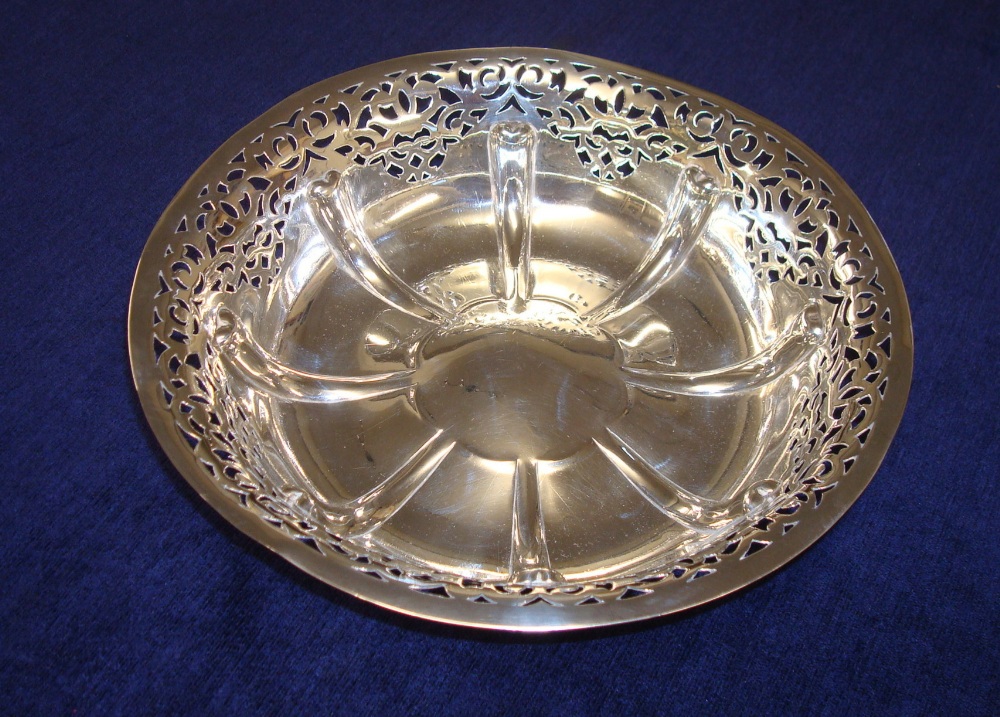 A Geo V silver and pierced circular bowl, London, approx 10.20 oz