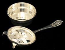Silver tea strainer and stand approx 92.8g