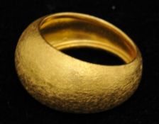 A Middle Eastern gold ring, stamped 21K, approx 6.30g