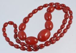 An amber necklace, with graduated beads, approx 70cm long, approx 60g