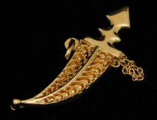 A gold Jambiya charm with filigree decoration 6.20g