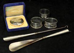 Three silver napkin rings, a Hong Kong compact with box, a shoe horn and button hook, (approx 210g
