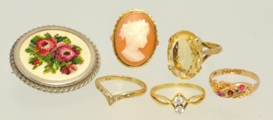 Five assorted rings and a brooch including three 9ct gold 8g, an 18ct gold ring (1.8 g)