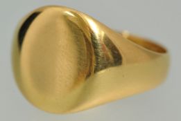 18ct yellow gold signet ring approximately 7.10g, size Q