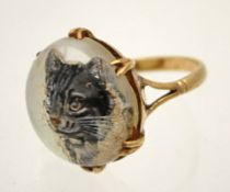 A late 19th century Essex crystal ring, the reverse intaglio depicting a tabby cat set in yellow