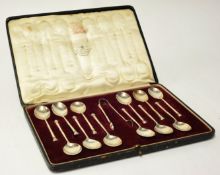 A thirteen piece silver teaspoon set with tongs in original case approximately 142g