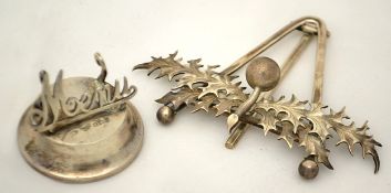 Two silver menu holders, 45g including one as a miniature easel decorated with oak leaves and acorn,