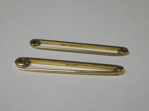 18ct gold bar brooch (3.0g) and a 15ct gold bar brooch (2.1g)