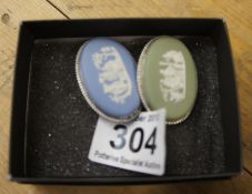 Wedgwood Silver Framed oval brooches in green and blue jasper  (2)