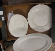 Wedgwood Traditions Tableware to include Dinner Plates, Salad/Fish Plates and Oval Platter (13)