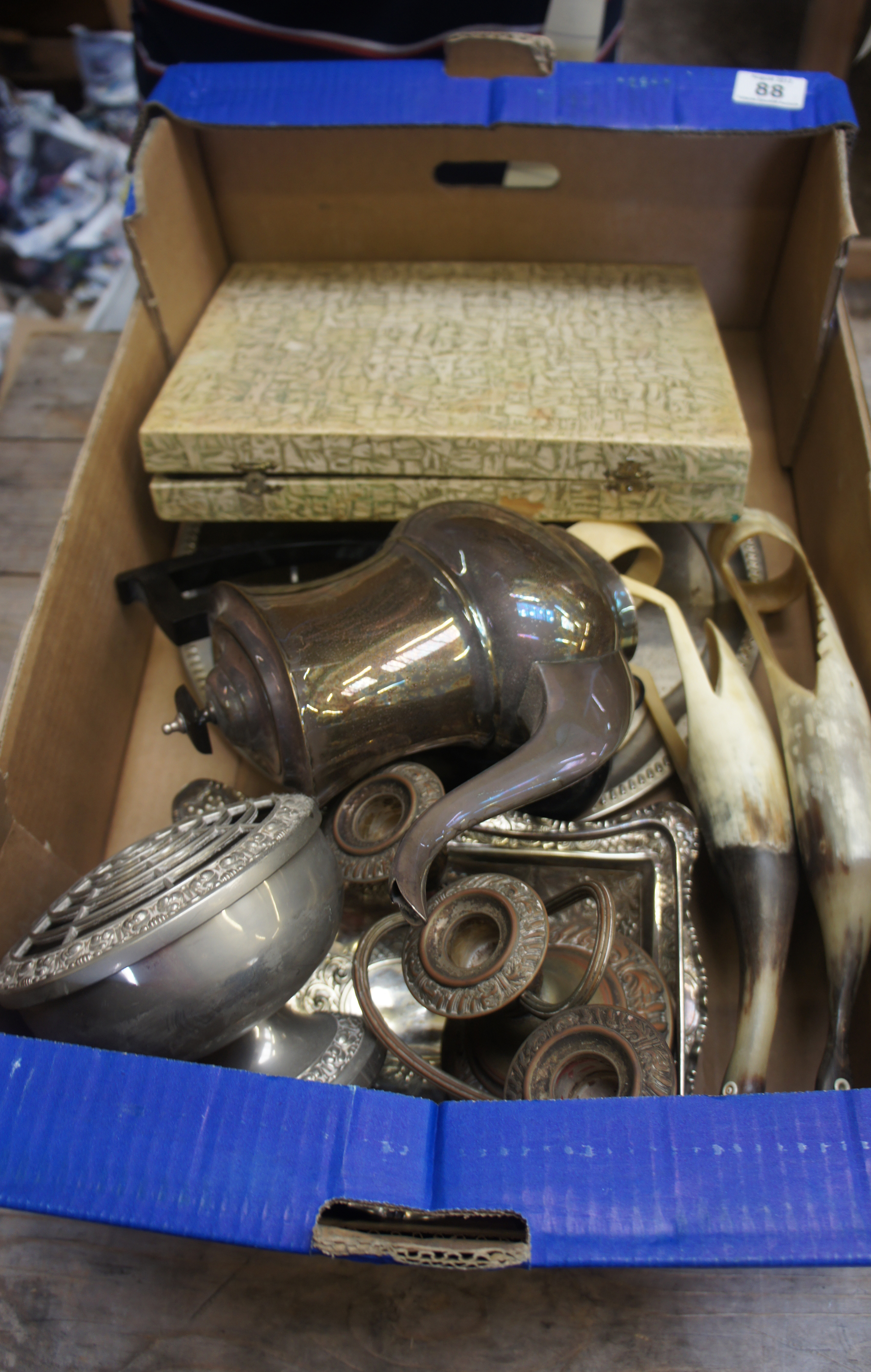 Tray lot consisting Pawn Figures, Metalware, Cutlery