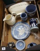 A collection of Wedgwood Jasper and Creamware to include Trinkets, Plates etc (12)