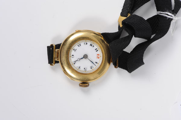 First World War period ladies' gold (18ct) wristwatch with mechanical wound movement, circular white