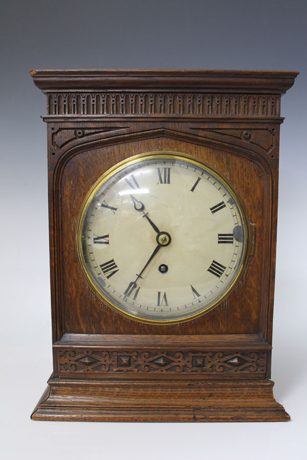 Late Victorian bracket clock with painted dial with Roman numerals, four pillar movement, in oak