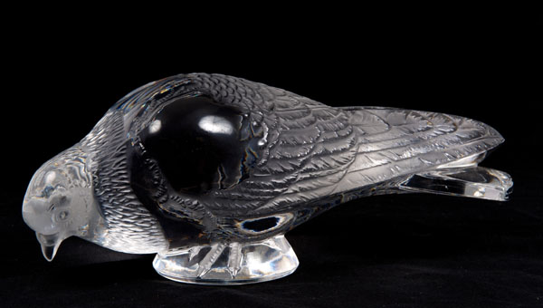 Lalique frosted and moulded Pigeon Gand model 11607 with realistic plumage - engraved Lalique,