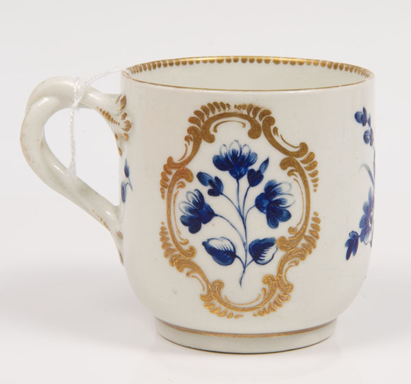 Large mid-eighteenth century Worcester cup with dry blue floral sprigs and gilt cartouches CONDITION