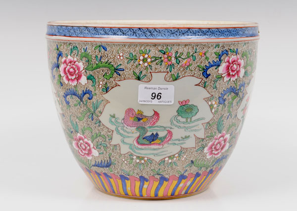 Sampson Chinese-style porcelain jardinière with famille rose duck and floral decoration, 21cm high