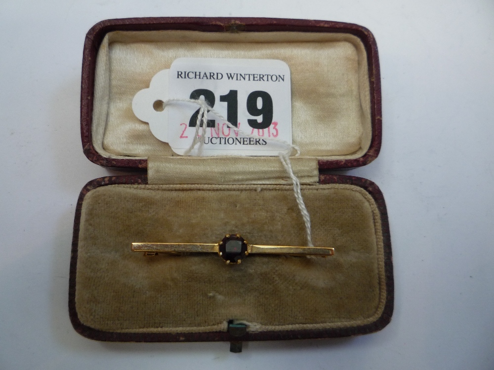 A 9CT BAR BROOCH