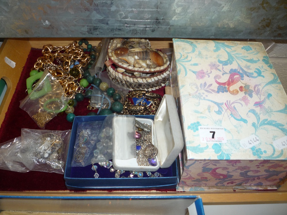 A QUANTITY OF MIXED COSTUME JEWELLERY