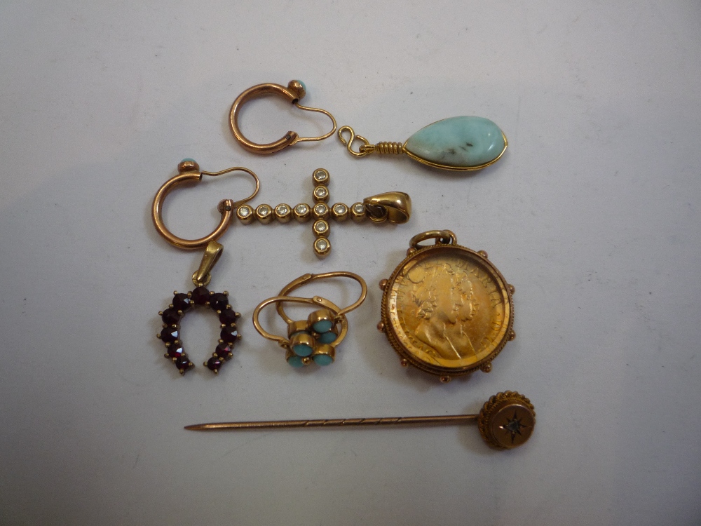 A MIXED BAG OF GOLD AND COSTUME JEWELLERY