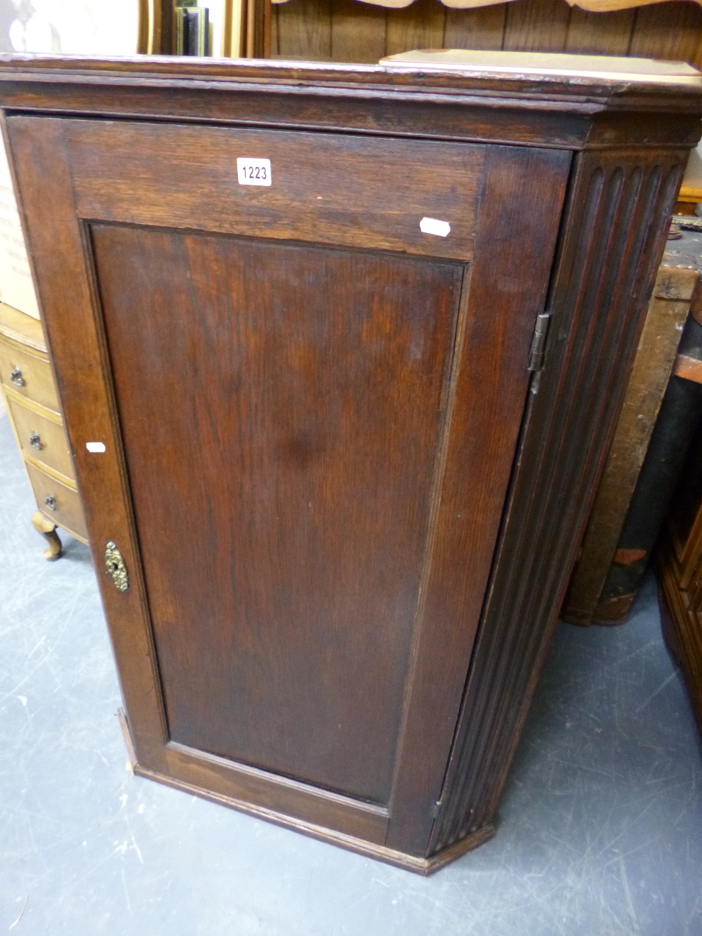 A GEORGIAN OAK AND MAHOGANY HANGING CORNER CUPBOARD