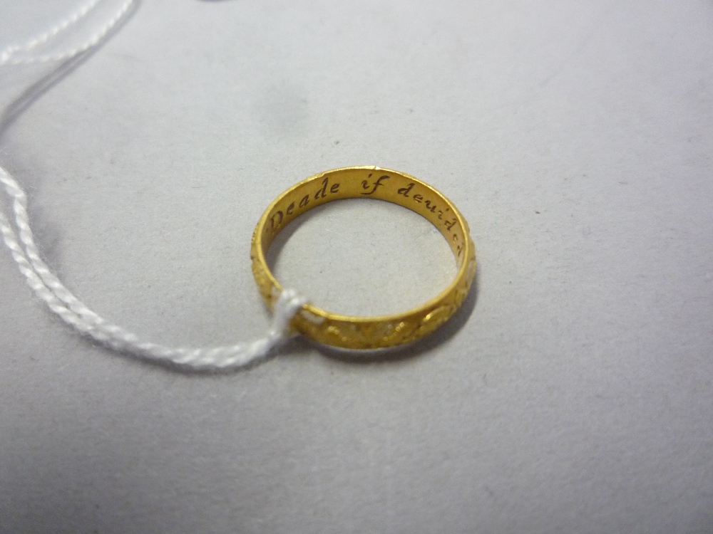 AN 18TH CENTURY GOLD POSY RING, the exterior engraved with crowned double hearts, lover`s knots ands