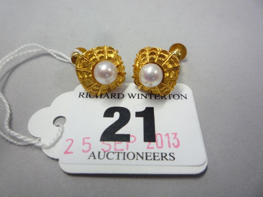 A PAIR OF HIGH CARAT CULTURED PEARL EARRINGS