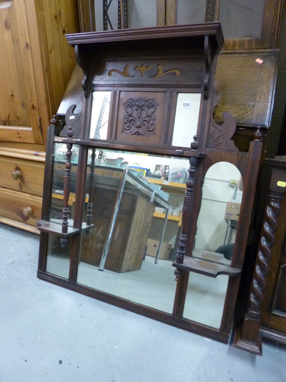 AN EDWARDIAN OVERMANTLE MIRROR (s.d.)