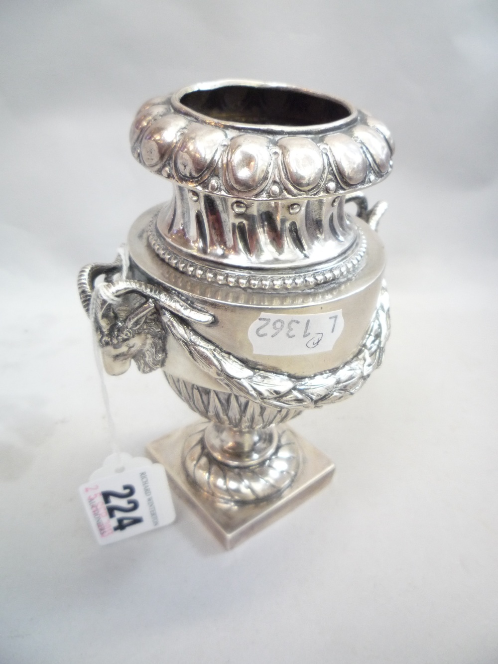 A SILVER CAMPANA VASE, London import marks for 1899 (approximately 278g)