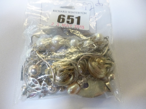 A bag of mixed jewellery