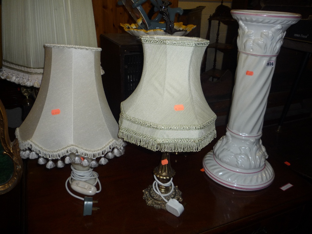 A jardinere on stand and three table lamps with shades (4)