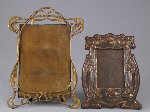 An Art Nouveau reticulated gilt metal photograph frame, late 19th/ early 20th century, of shaped