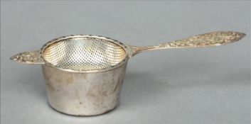 An Elizabeth II silver tea strainer and stand, the stand hallmarked Sheffield 1970, the strainer