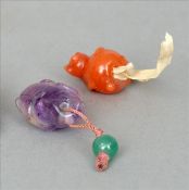 A Chinese carved agate bead Modelled as a stylised rat; together with a Chinese carved amethyst