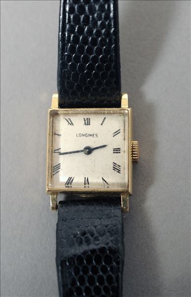 A 14 ct gold cased Longines ladies wristwatch The silvered dial with Roman numerals. 15 cms high.