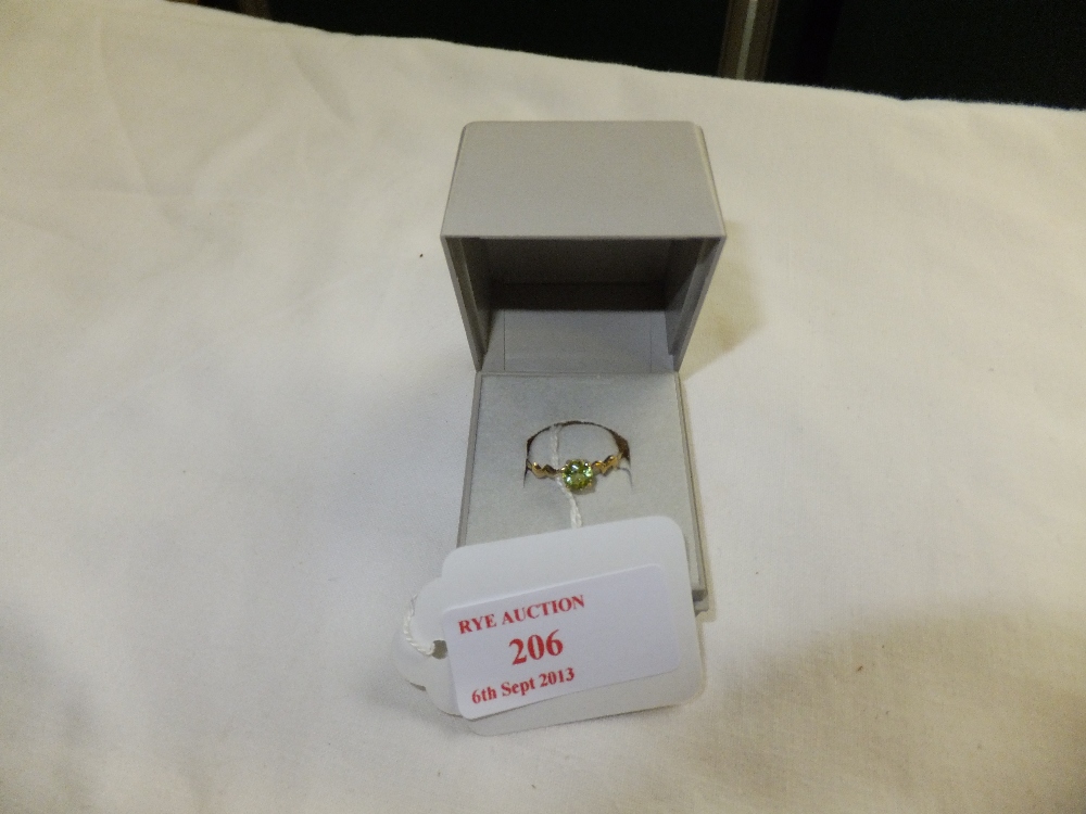 A 9ct gold ring set with peridot, size M