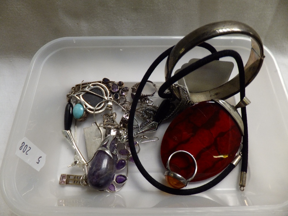 A mixed selection of costume jewellery to include rings, pendants etc
