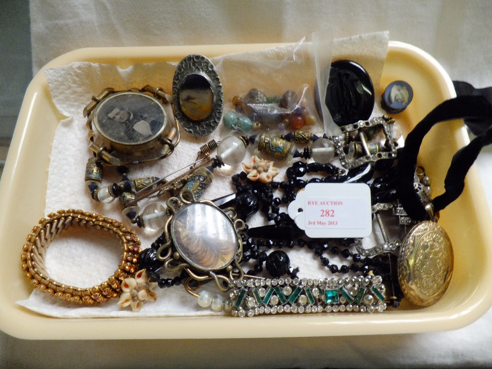 A mixed selection of costume jewellery
