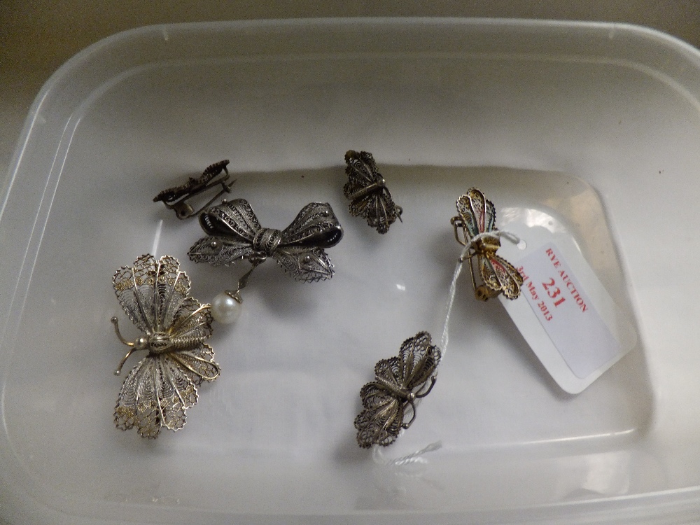 A selection of assorted brooches