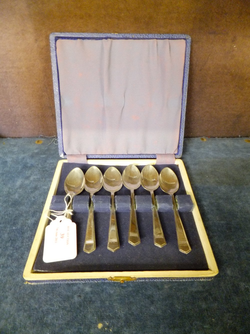 A boxed set of six Sheffield 1945 silver tea spoons
