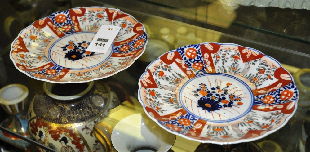 A pair of Chinese Imari scalloped edge plates, 21cm diameter (2)