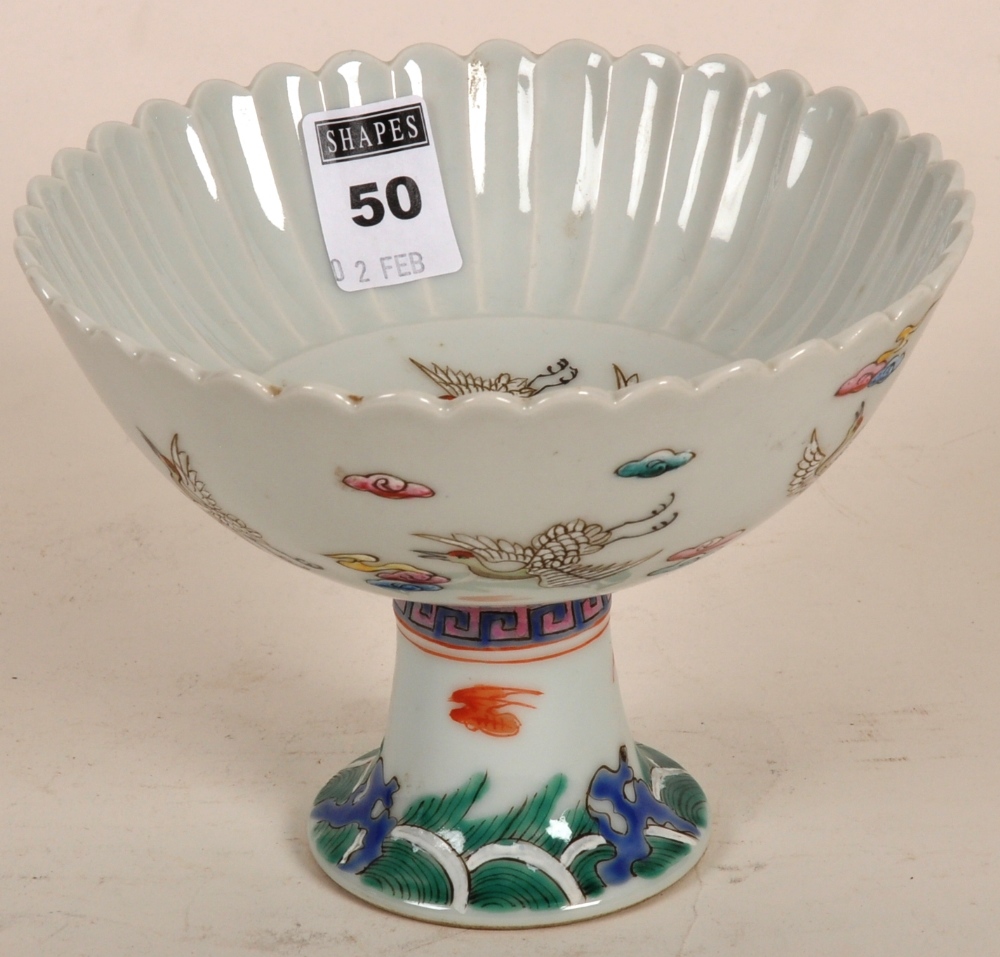 Chinese Famille Verte pedestal bowl, the well decorated with cranes, 11cm high